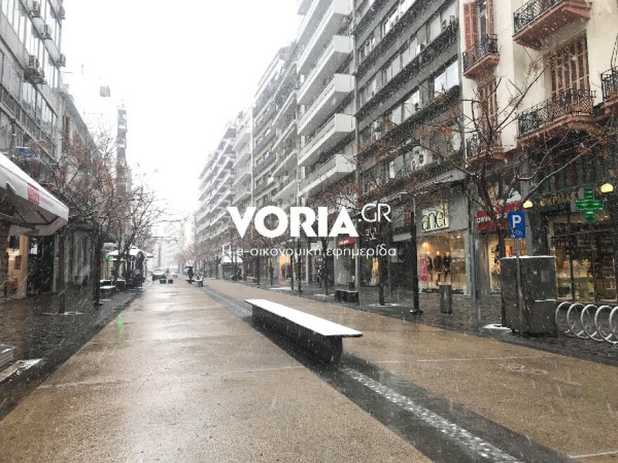 Κακοκαιρία: Στα «λευκά» η Θεσσαλονίκη– Αλατιέρες και υδροφόρες στους δρόμους