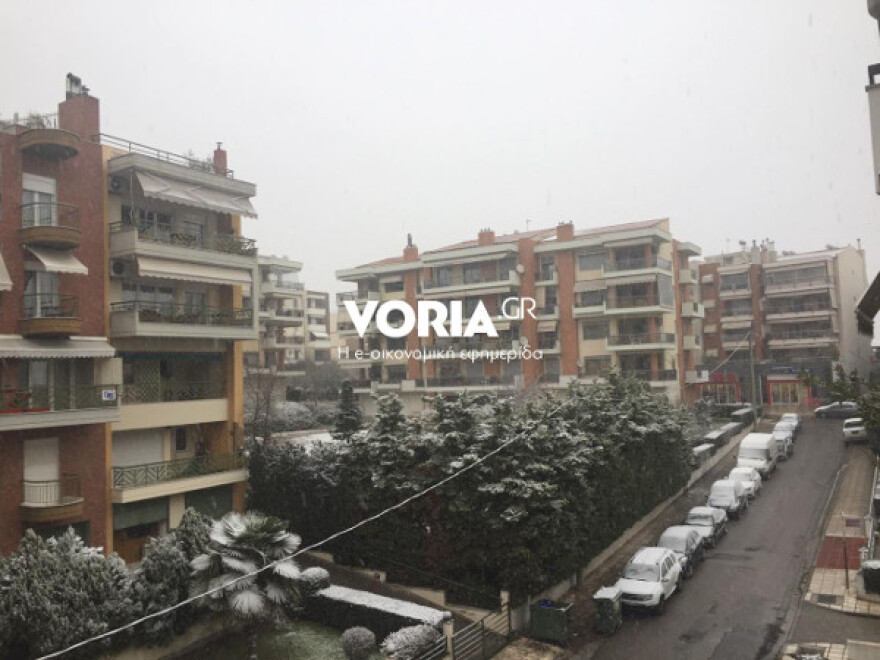 Κακοκαιρία: Στα «λευκά» η Θεσσαλονίκη– Αλατιέρες και υδροφόρες στους δρόμους