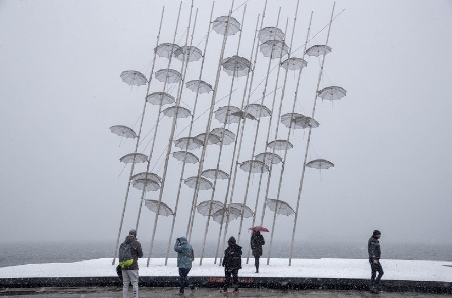 Κακοκαιρία: Στα «λευκά» η Θεσσαλονίκη– Αλατιέρες και υδροφόρες στους δρόμους