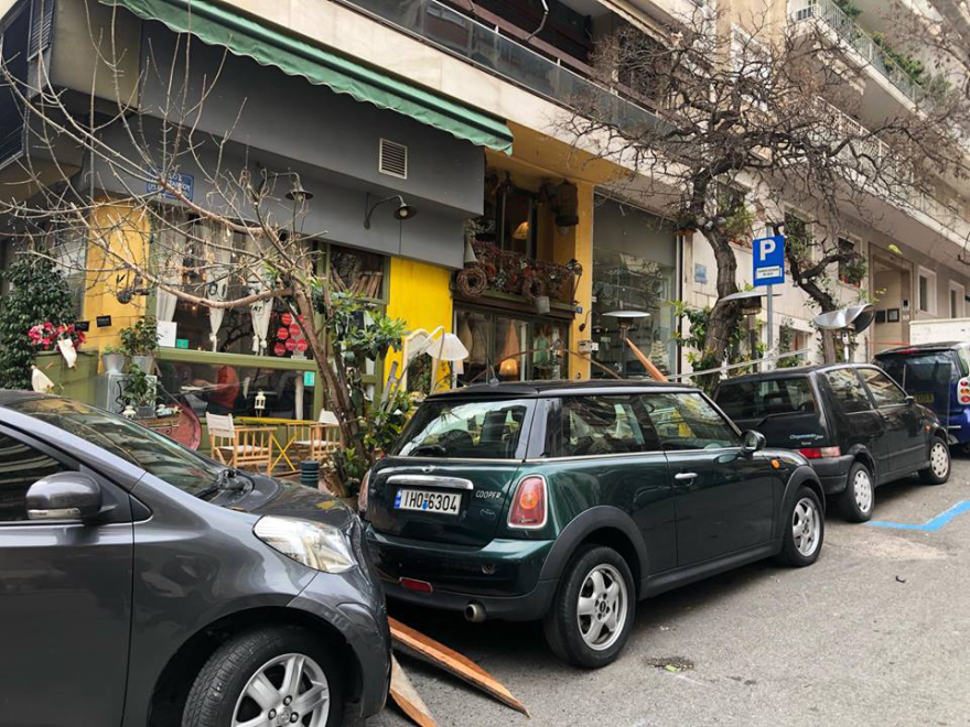 Κακοκαιρία «Ωκεανίς»: Έπεσαν κάγκελα με τζαμαρία από μπαλκόνι στο Κολωνάκι λόγω των ανέμων