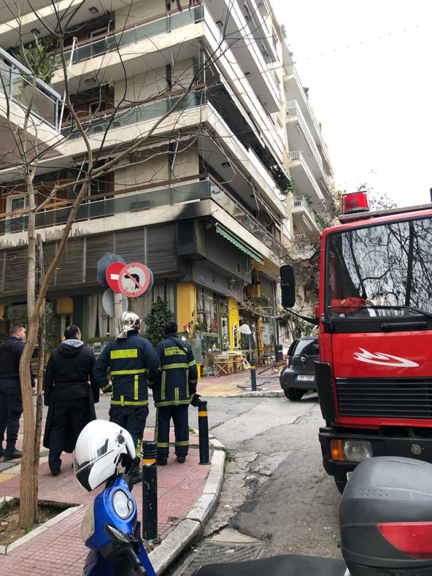 Κακοκαιρία «Ωκεανίς»: Έπεσαν κάγκελα με τζαμαρία από μπαλκόνι στο Κολωνάκι λόγω των ανέμων