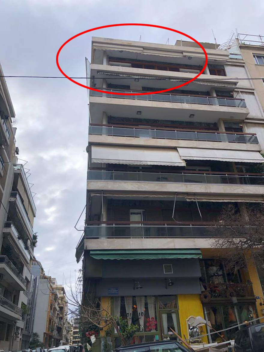 Κακοκαιρία «Ωκεανίς»: Έπεσαν κάγκελα με τζαμαρία από μπαλκόνι στο Κολωνάκι λόγω των ανέμων