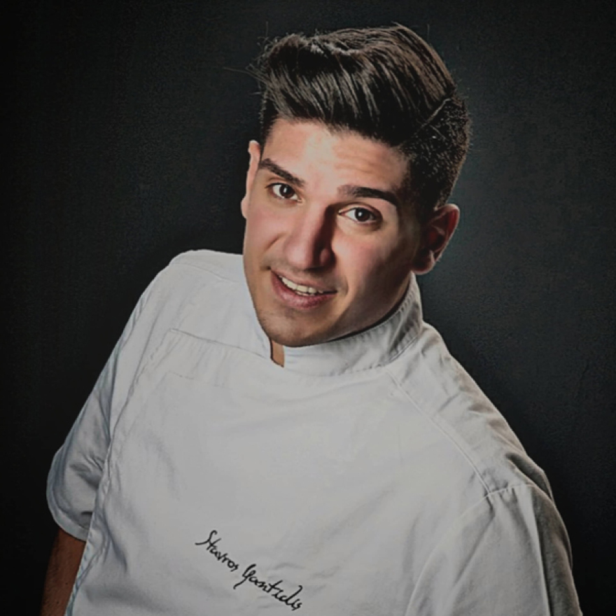 Ένας Σεφ με περγαμηνές στο Mylos Bar Restaurant στη Σαντορίνη. 