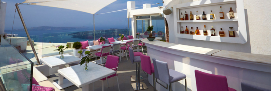 Ένας Σεφ με περγαμηνές στο Mylos Bar Restaurant στη Σαντορίνη. 