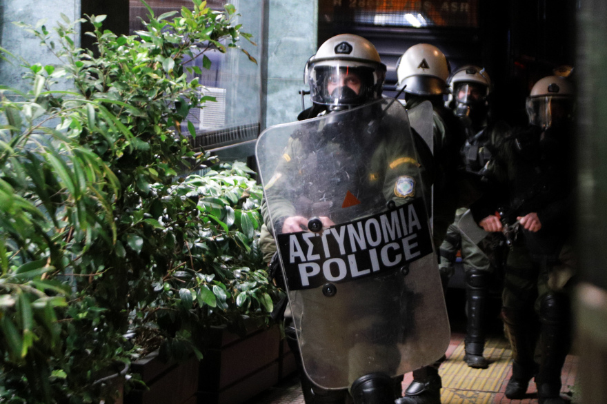 Δακρυγόνα και φωτιές στην Ομόνοια μετά από πορεία για τον θάνατο Νιγηριανού μετανάστη