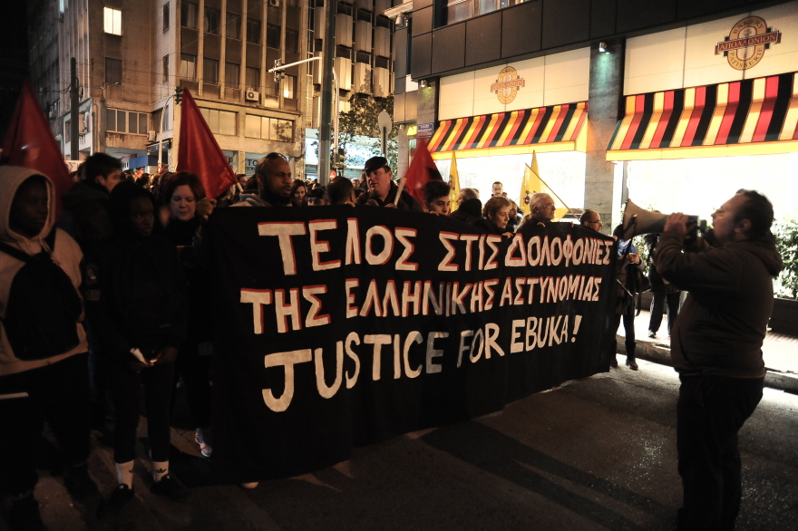 Δακρυγόνα και φωτιές στην Ομόνοια μετά από πορεία για τον θάνατο Νιγηριανού μετανάστη