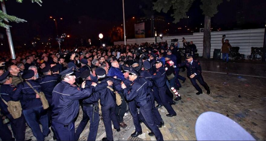 Επεισόδια στην Αλβανία: Συγκρούσεις, δακρυγόνα και πέτρες κοντά στο Κοινοβούλιο