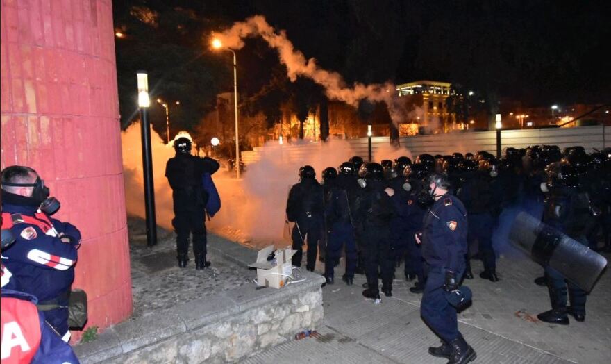 Επεισόδια στην Αλβανία: Συγκρούσεις, δακρυγόνα και πέτρες κοντά στο Κοινοβούλιο