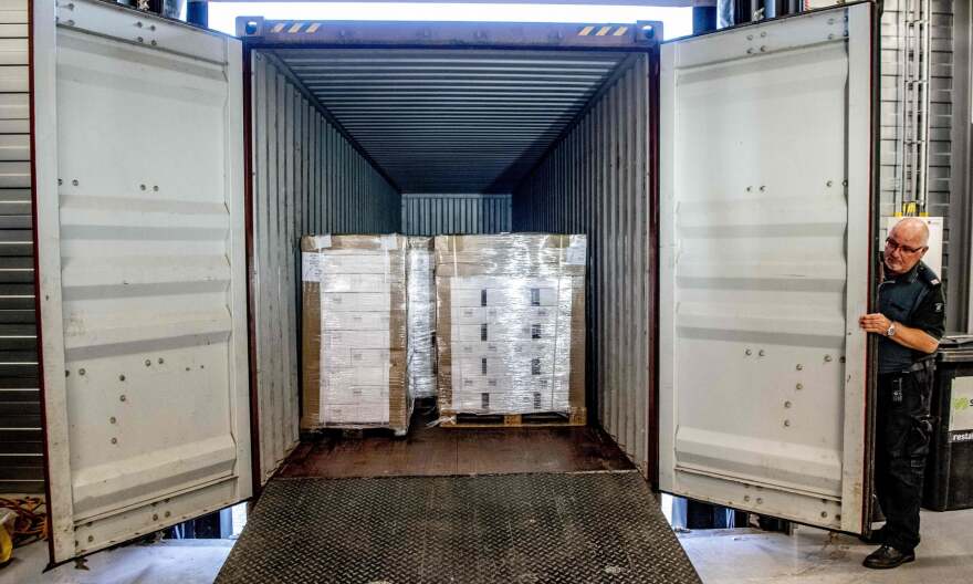 Χωρίς βότκα θα μείνει ο Κιμ - «Μπλόκο» σε 90.000 μπουκάλια που πήγαιναν Βόρεια Κορέα