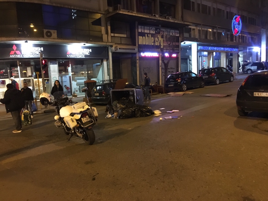 Δακρυγόνα και φωτιές στην Ομόνοια μετά από πορεία για τον θάνατο Νιγηριανού μετανάστη