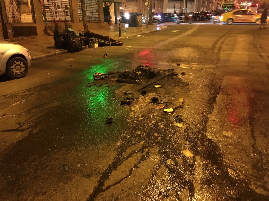 Δακρυγόνα και φωτιές στην Ομόνοια μετά από πορεία για τον θάνατο Νιγηριανού μετανάστη