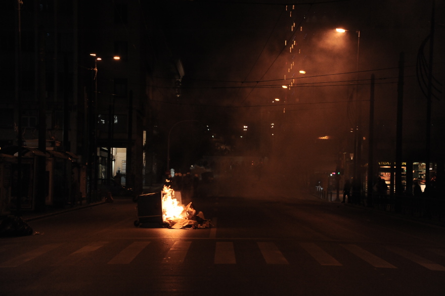 Δακρυγόνα και φωτιές στην Ομόνοια μετά από πορεία για τον θάνατο Νιγηριανού μετανάστη