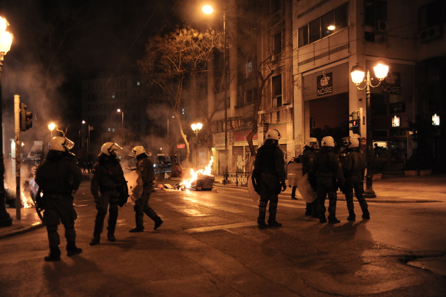 Δακρυγόνα και φωτιές στην Ομόνοια μετά από πορεία για τον θάνατο Νιγηριανού μετανάστη