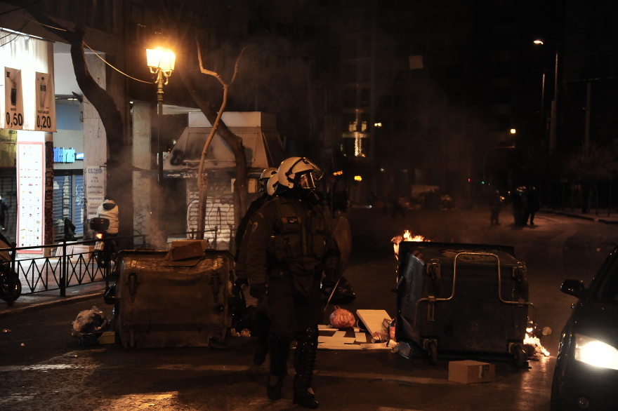 Δακρυγόνα και φωτιές στην Ομόνοια μετά από πορεία για τον θάνατο Νιγηριανού μετανάστη