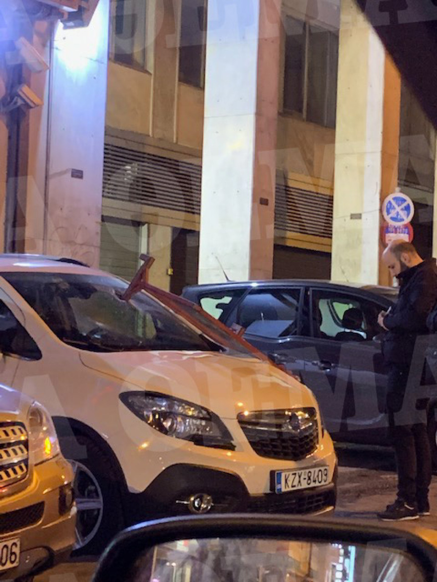 Δακρυγόνα και φωτιές στην Ομόνοια μετά από πορεία για τον θάνατο Νιγηριανού μετανάστη