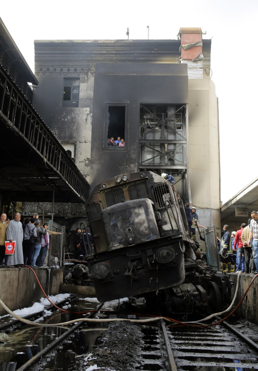 Τραγωδία στο Κάιρο: Τρένο εκτροχιάστηκε και έπεσε στην αποβάθρα - Τουλάχιστον 25 νεκροί