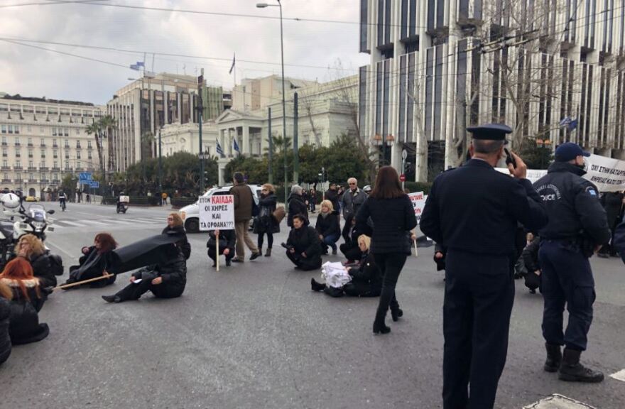 Έξω από τη Βουλή ο Σύλλογος Συζύγων Θανόντων κατά του νόμου Κατρούγκαλου