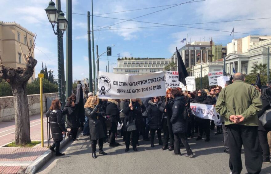 Έξω από τη Βουλή ο Σύλλογος Συζύγων Θανόντων κατά του νόμου Κατρούγκαλου
