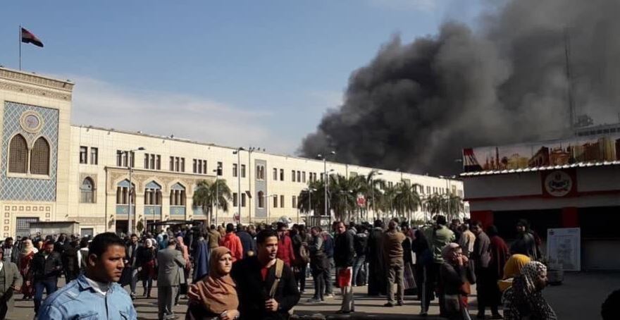 Τραγωδία στο Κάιρο: Τρένο εκτροχιάστηκε και έπεσε στην αποβάθρα - Τουλάχιστον 25 νεκροί