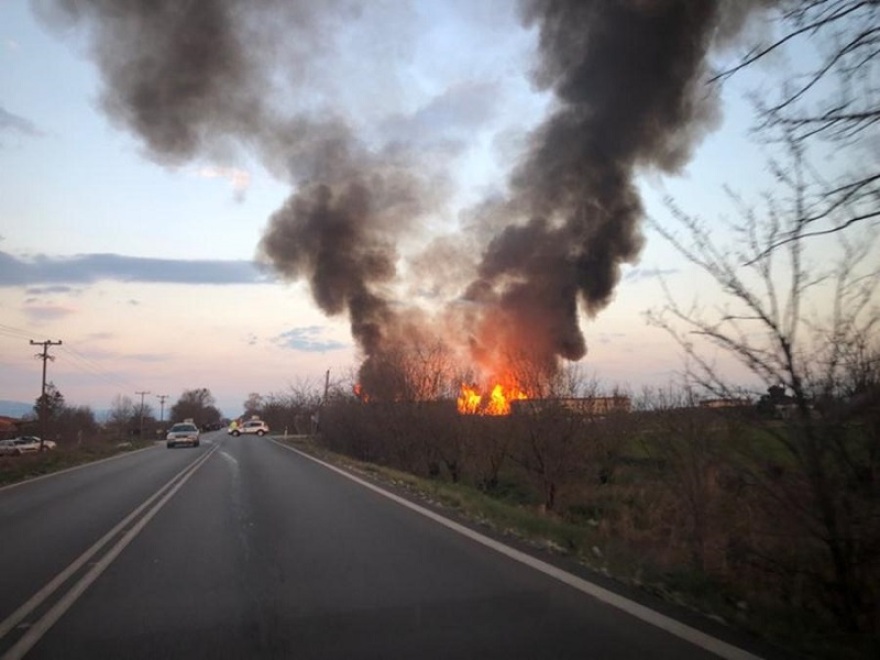 Λάρισα: Φόβοι για έκρηξη σε εργοστάσιο ξυλείας που φλέγεται