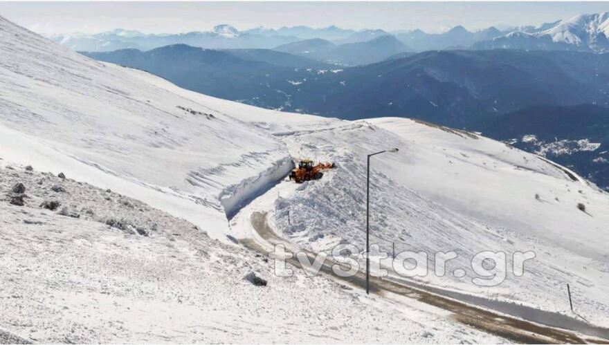 Καιρός-Ωκεανίς: Εντυπωσιακές εικόνες από το χιόνι στο Βελούχι - Έφτασε τα έξι μέτρα! 