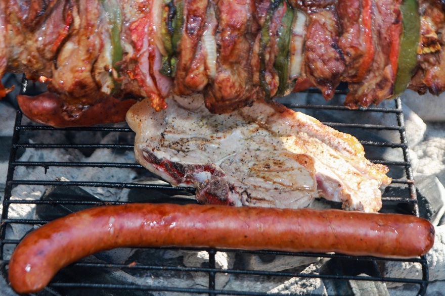 Η Τσικνοπέμπτη σε εικόνες: Όλη η Ελλάδα μια απέραντη... ψησταριά!