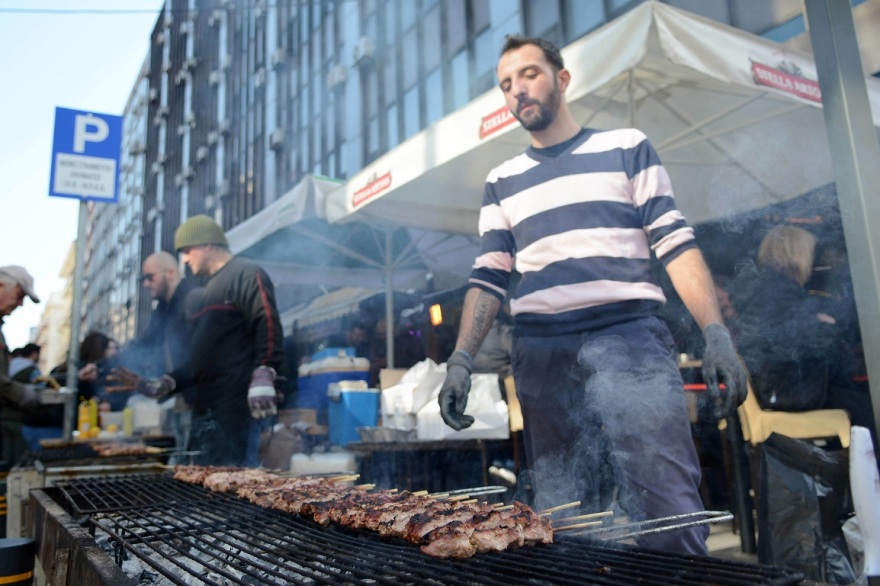 Η Τσικνοπέμπτη σε εικόνες: Όλη η Ελλάδα μια απέραντη... ψησταριά!