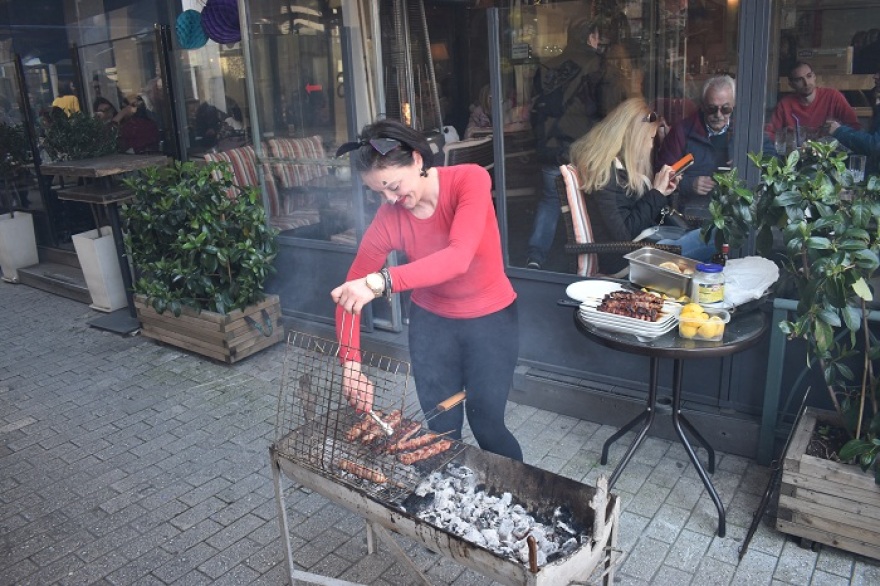 Η Τσικνοπέμπτη σε εικόνες: Όλη η Ελλάδα μια απέραντη... ψησταριά!