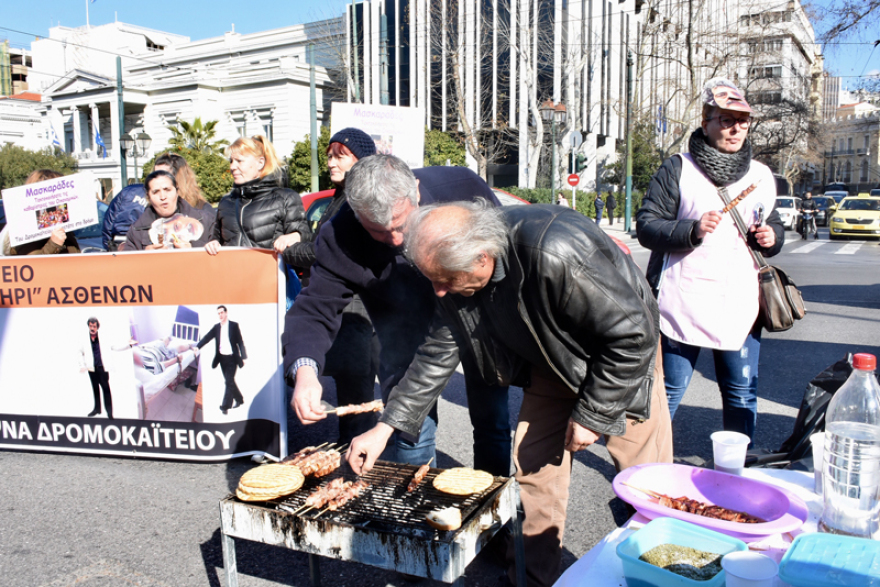 Ψησταριά έξω από τη Βουλή έστησαν οι καθαρίστριες από το Δρομοκαΐτειο