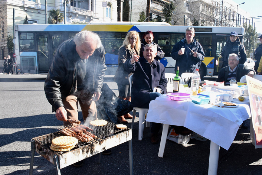 Ψησταριά έξω από τη Βουλή έστησαν οι καθαρίστριες από το Δρομοκαΐτειο