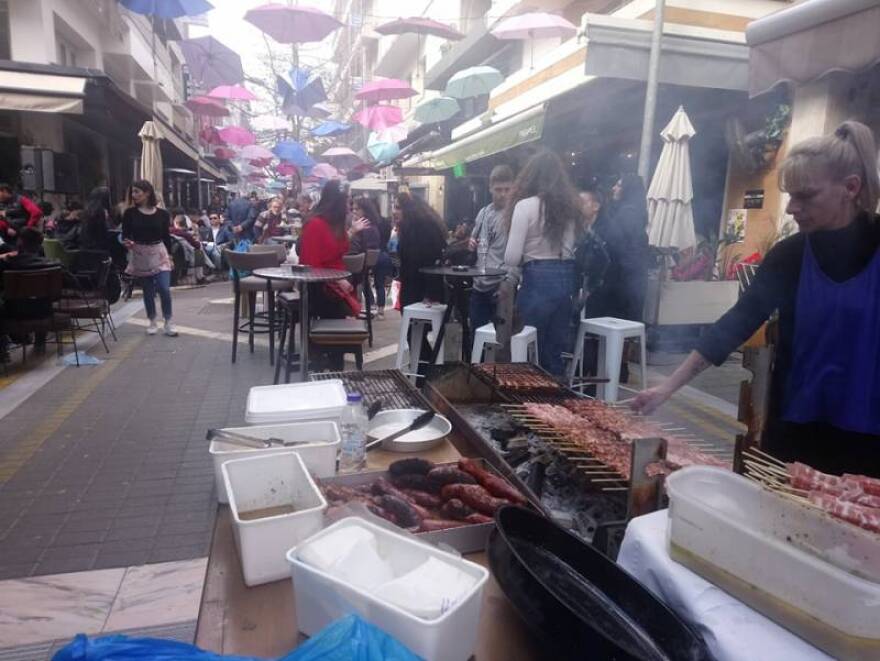 Η Τσικνοπέμπτη σε εικόνες: Όλη η Ελλάδα μια απέραντη... ψησταριά!