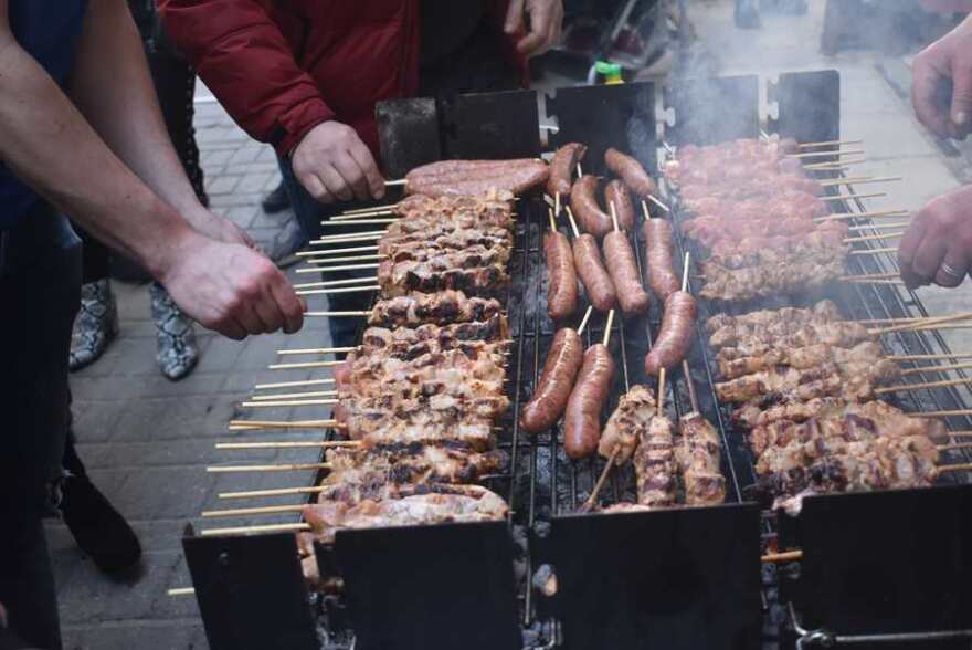 Η Τσικνοπέμπτη σε εικόνες: Όλη η Ελλάδα μια απέραντη... ψησταριά!