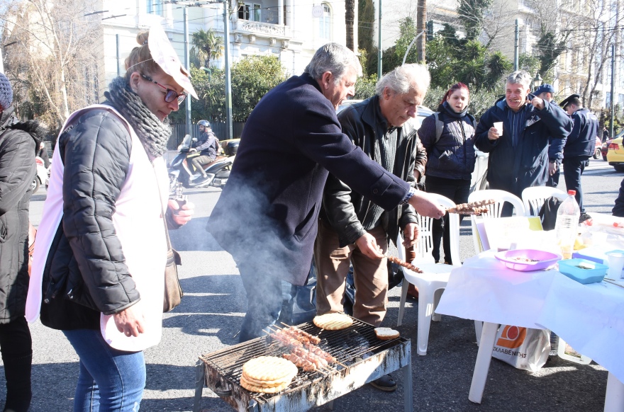 Ψησταριά έξω από τη Βουλή έστησαν οι καθαρίστριες από το Δρομοκαΐτειο