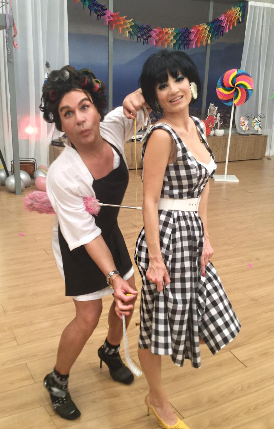 Ο Τρύφωνας Σαμαράς φόρεσε τακούνια και ντύθηκε Ρένα Βλαχοπούλου