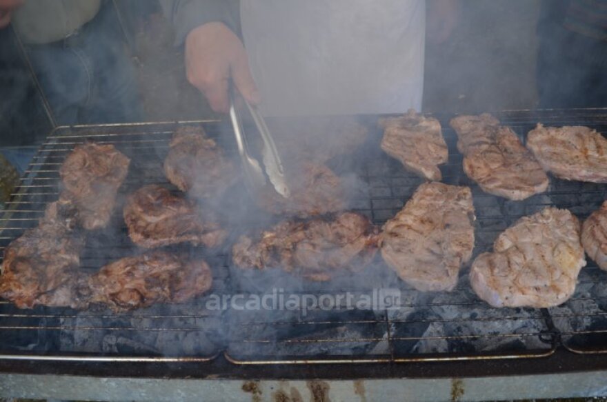 Η Τσικνοπέμπτη σε εικόνες: Όλη η Ελλάδα μια απέραντη... ψησταριά!
