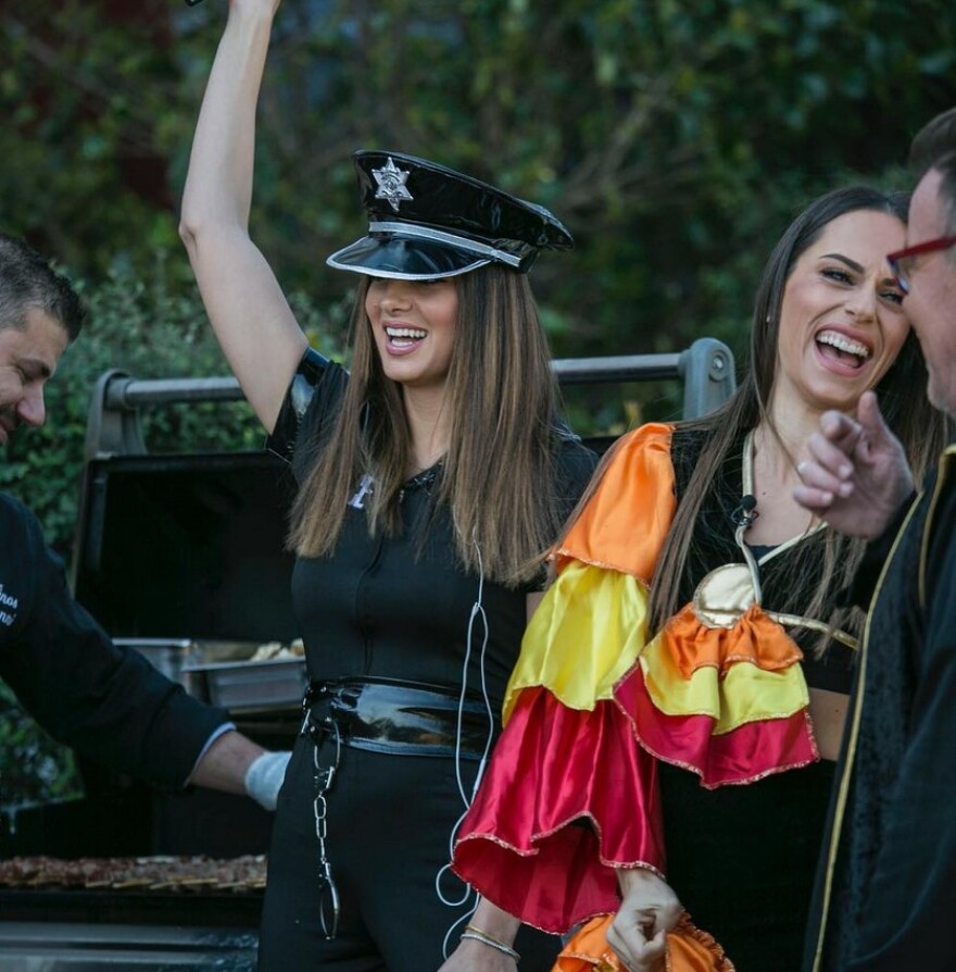 Η Σταματίνα Τσιμτσιλή ντύθηκε σέξι αστυνομικός και έψησε σουβλάκια 