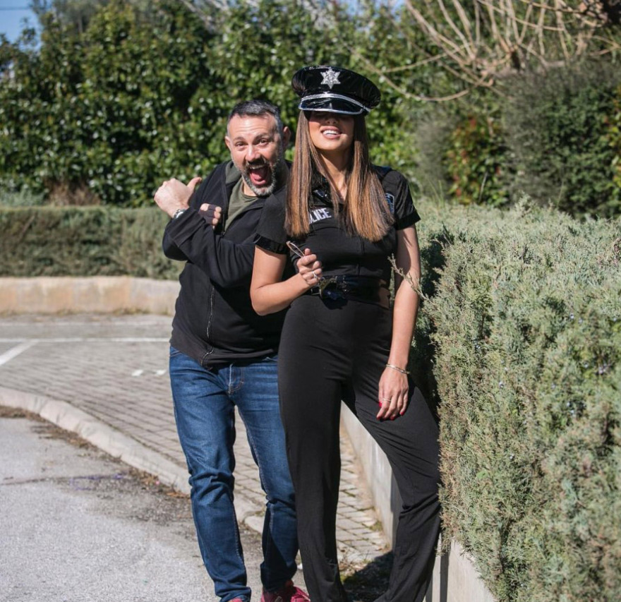 Η Σταματίνα Τσιμτσιλή ντύθηκε σέξι αστυνομικός και έψησε σουβλάκια 