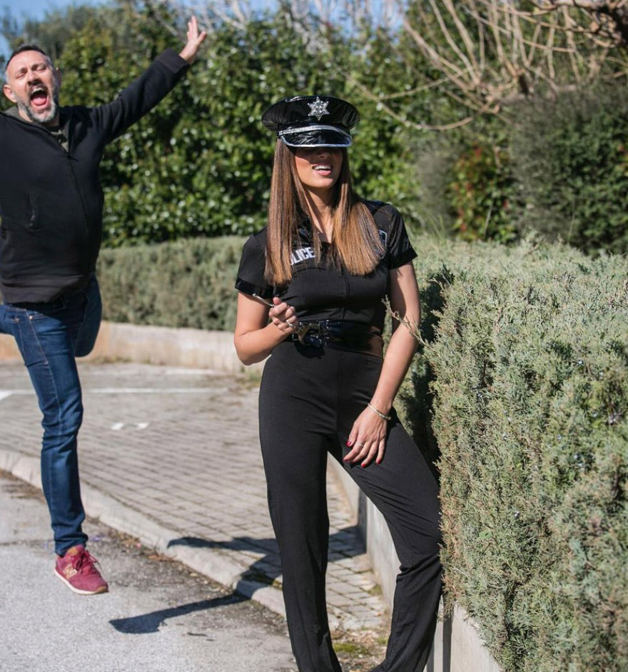 Η Σταματίνα Τσιμτσιλή ντύθηκε σέξι αστυνομικός και έψησε σουβλάκια 
