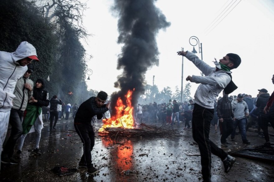 Άγρια επεισόδια στην Αλγερία: Ένας νεκρός και δεκάδες τραυματίες