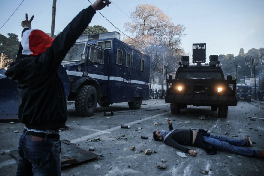 Άγρια επεισόδια στην Αλγερία: Ένας νεκρός και δεκάδες τραυματίες