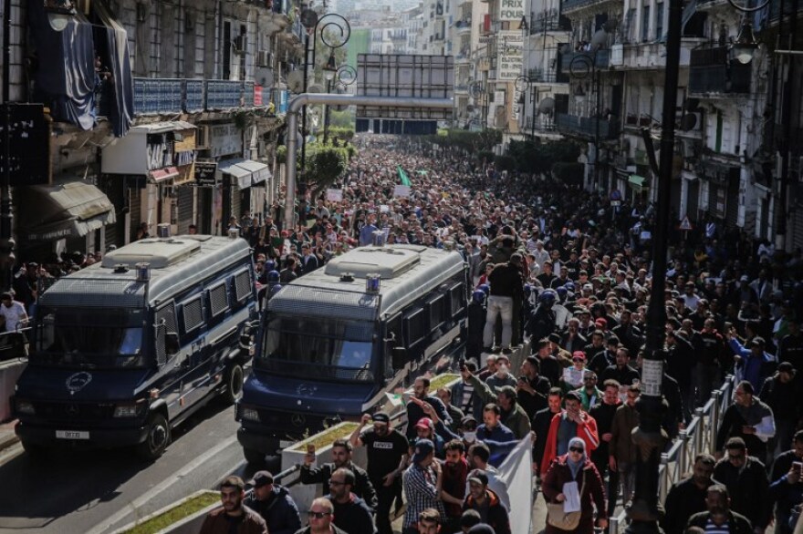 Άγρια επεισόδια στην Αλγερία: Ένας νεκρός και δεκάδες τραυματίες