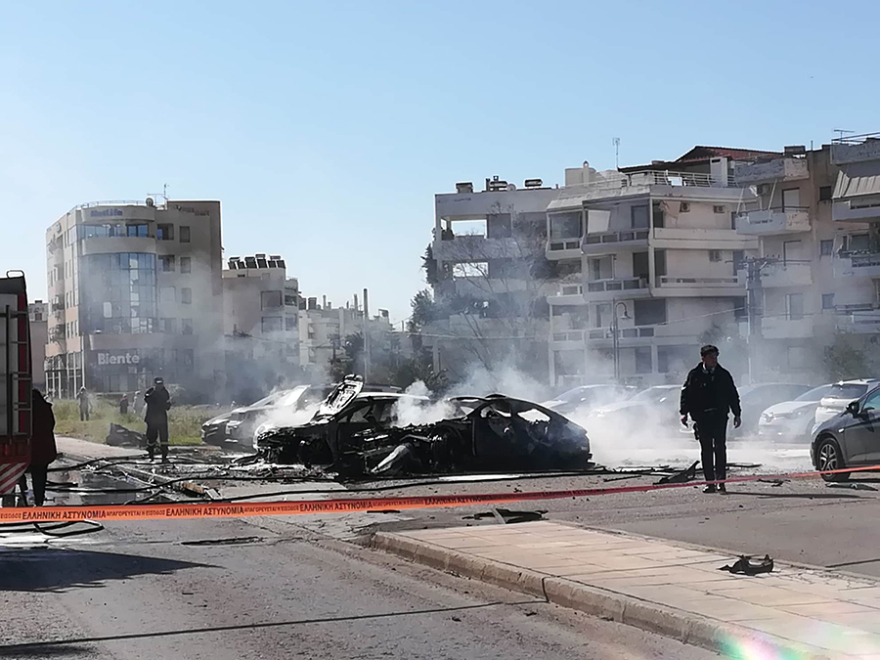 Έκρηξη στη Γλυφάδα: Πού στρέφονται οι έρευνες - Στο νοσοκομείο ο οδηγός του καμμένου ΙΧ