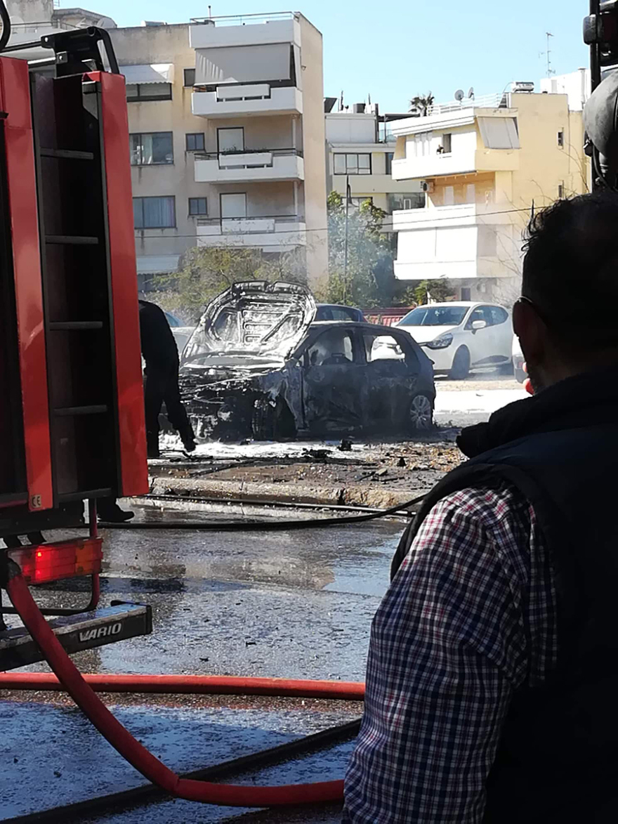 Έκρηξη στη Γλυφάδα: Πού στρέφονται οι έρευνες - Στο νοσοκομείο ο οδηγός του καμμένου ΙΧ