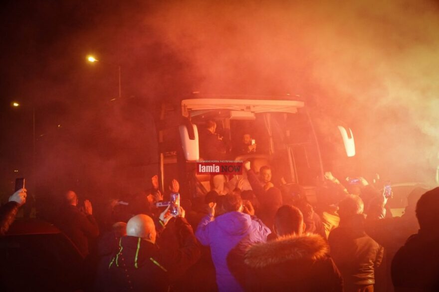 Χαμός στη Λαμία για την υποδοχή της ομάδας μετά την πρόκριση επί του Ολυμπιακού 