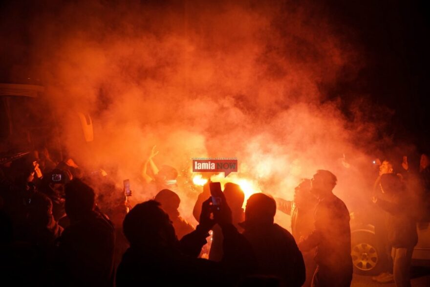 Χαμός στη Λαμία για την υποδοχή της ομάδας μετά την πρόκριση επί του Ολυμπιακού 