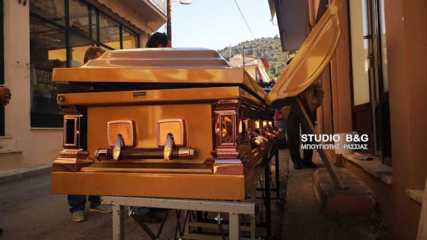 Η πιο... μακάβρια Τσικνοπέμπτη έγινε στο Ναύπλιο: Τσίνκνισαν σε φέρετρο!