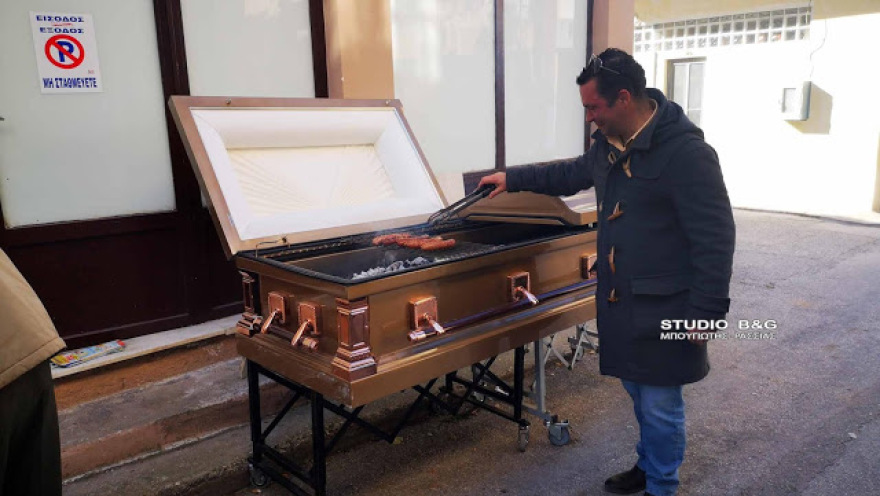 Η πιο... μακάβρια Τσικνοπέμπτη έγινε στο Ναύπλιο: Τσίνκνισαν σε φέρετρο!