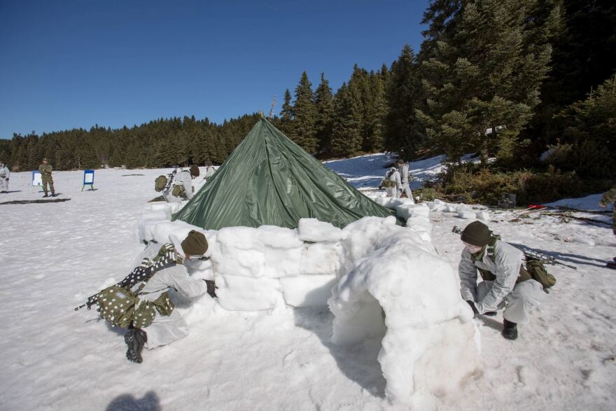 Εντυπωσιακές εικόνες από χειμερινή στρατιωτική εκπαίδευση στο Περτούλι