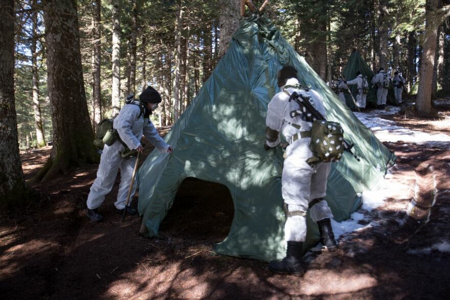 Εντυπωσιακές εικόνες από χειμερινή στρατιωτική εκπαίδευση στο Περτούλι