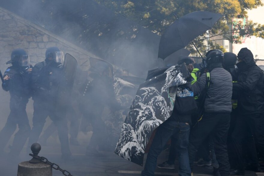 Γαλλία: Τα «κίτρινα γιλέκα» για 16ο Σάββατο στους δρόμους - Επεισόδια και συγκρούσεις